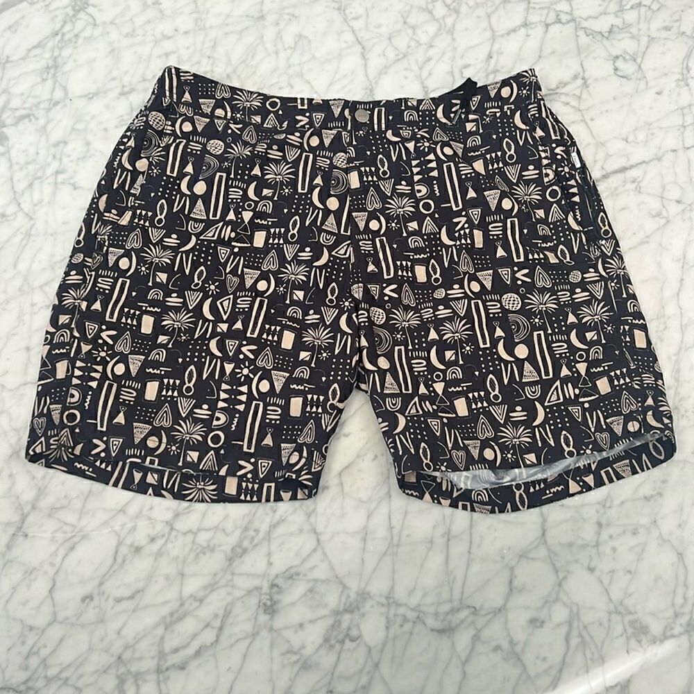 Onia The Calder Board Shorts swim in black & tan
Tribal Geo print
Size XL